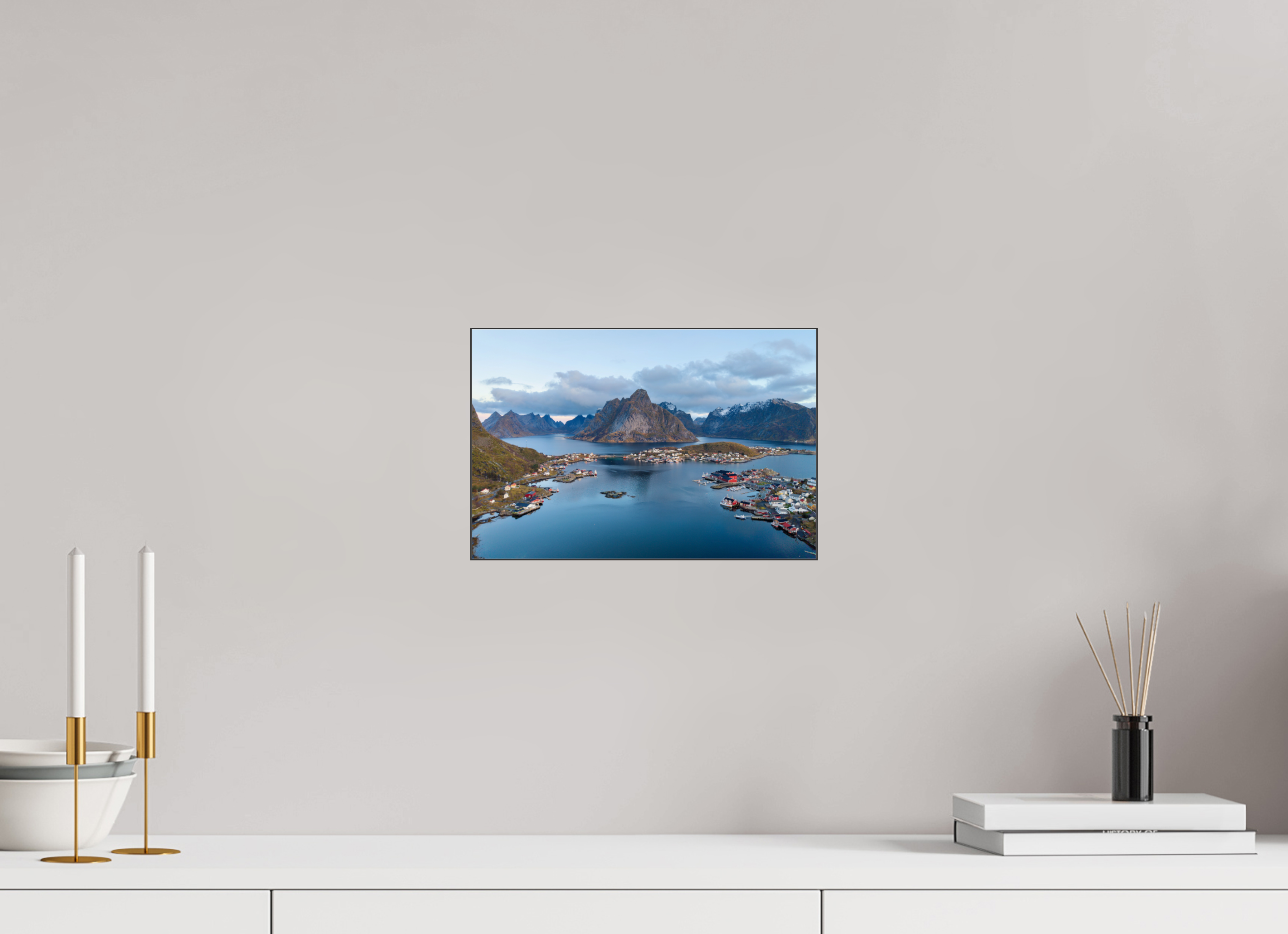 30 x 20 cm, Foto-Abzug hinter Acrylglas glänzend Between Sea and Peaks