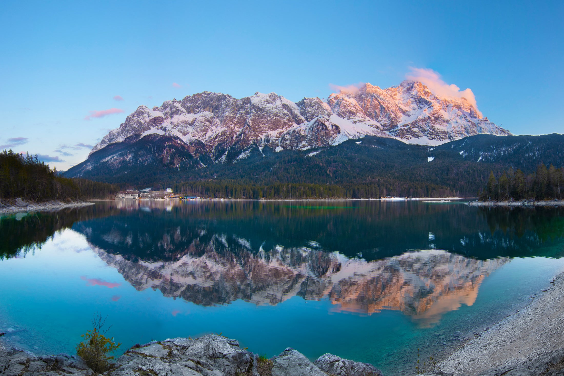 Berglandschaft in den Alpen bei stimmungsvoller Abendbeleuchtung