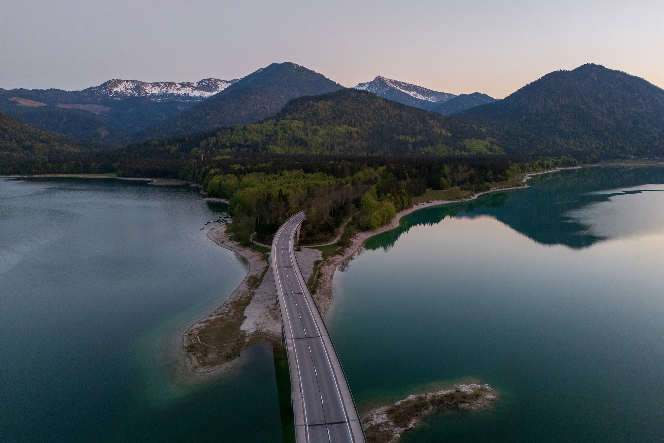 Drohnenaufnahme einer Seenlandschaft aus der Vogelperspektive