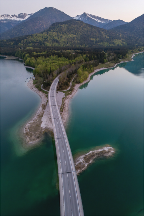 Bridge to Serenity – Brücke über Wald und Wasser aus der Luft