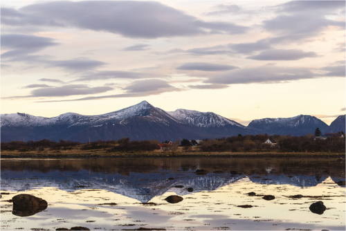 Calm Horizon – Bergkette mit Spiegelung im ruhigen Wasser