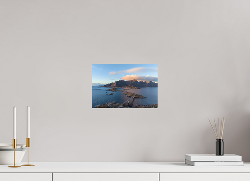 Coastal Link – Küstenstraße und Fischerdorf als Wandbild, 30 × 20 cm, Fine-Art Matt